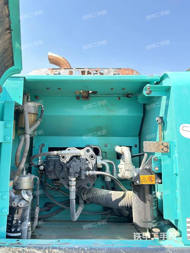 液压泵舱室正面整体（整机外观）