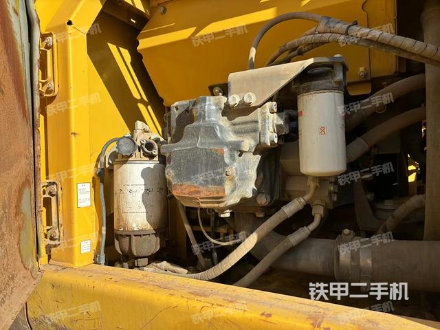 液压泵舱室正面整体（整机外观）