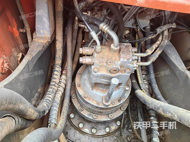 回转马达和主控阀（整机外观）