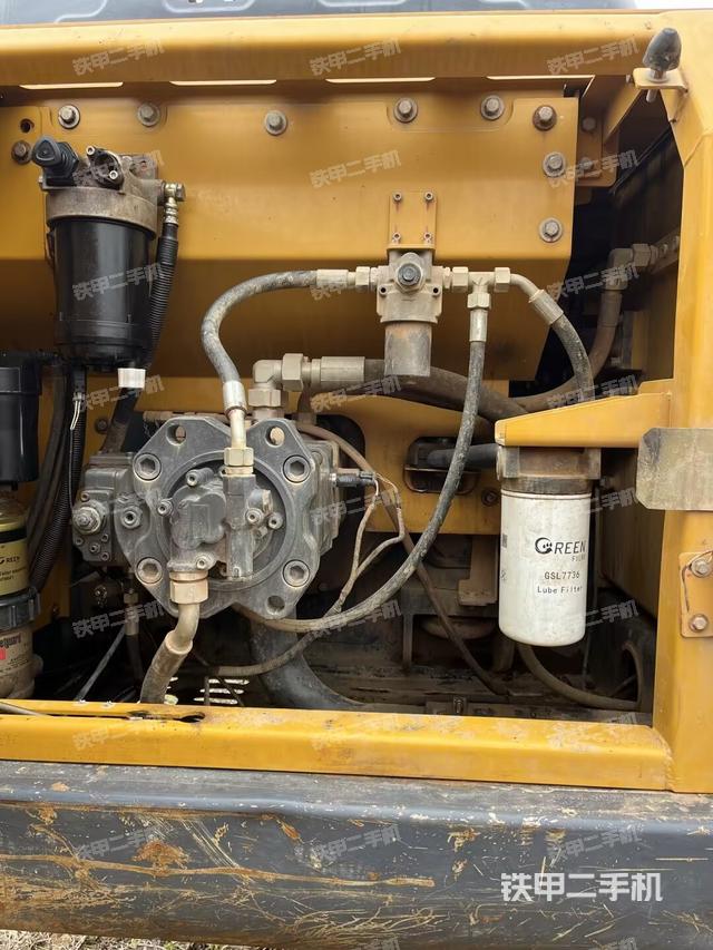 液压泵舱室正面整体（整机外观）