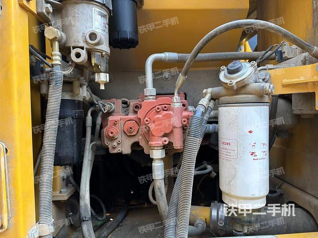 液压泵舱室正面整体（整机外观）