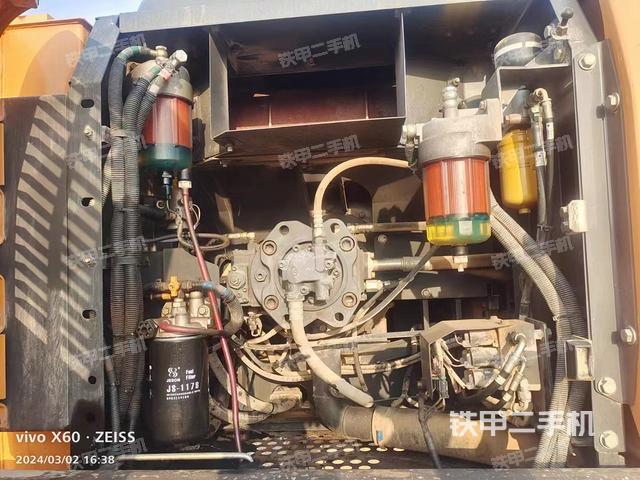 液压泵舱室正面整体（整机外观）