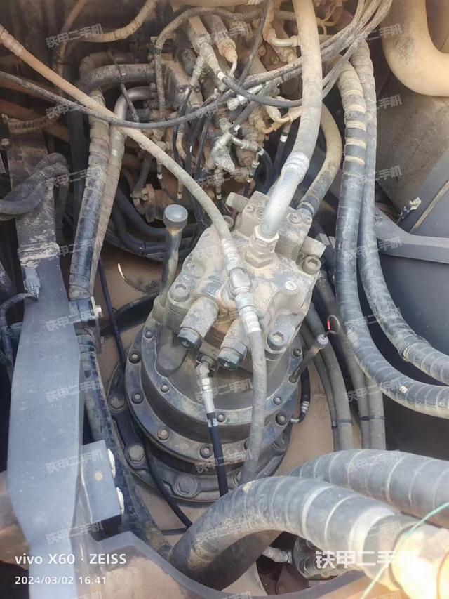 回转马达和主控阀（整机外观）