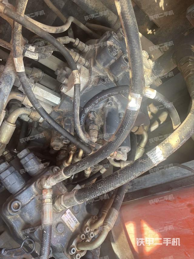 回转马达和主控阀（整机外观）