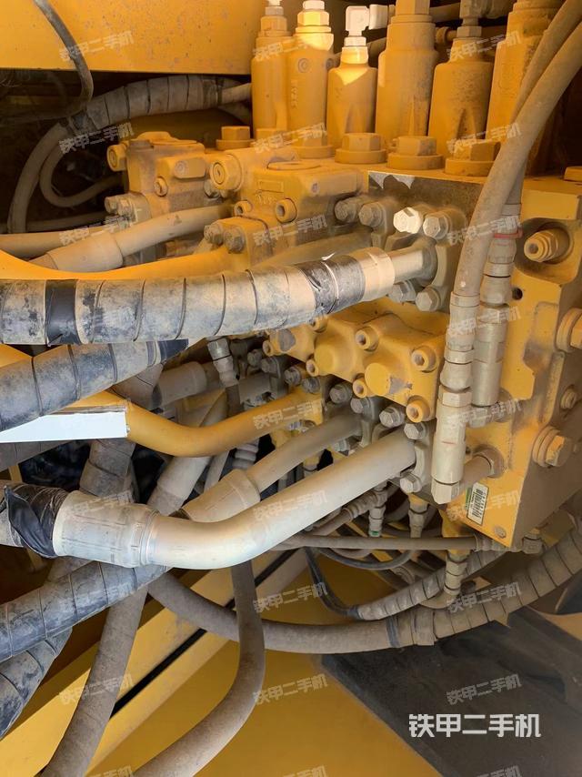 回转马达和主控阀（整机外观）