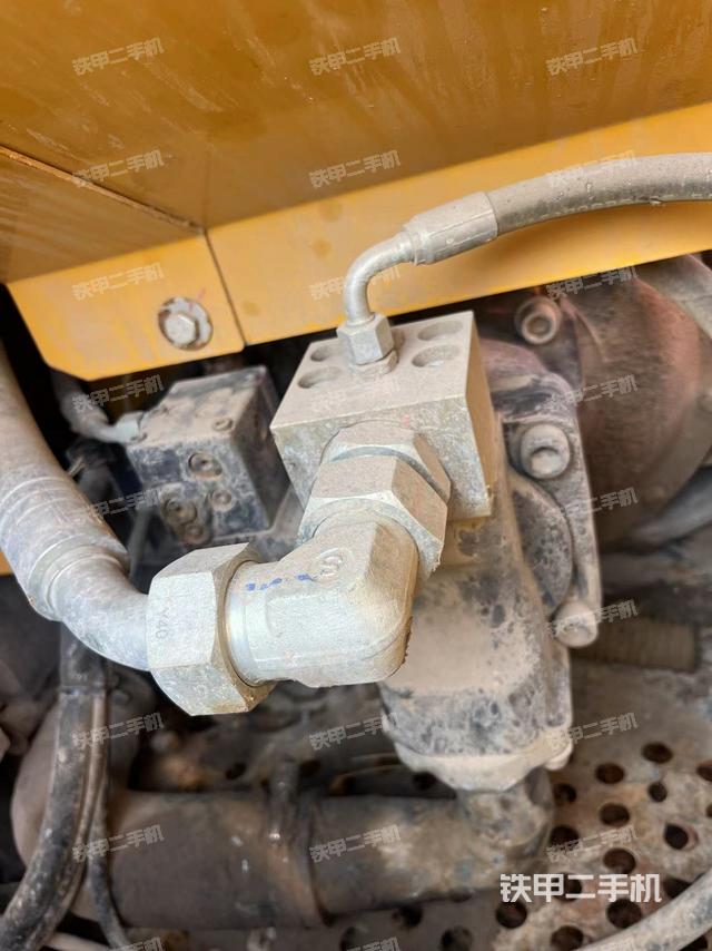 液压泵舱室正面整体（整机外观）