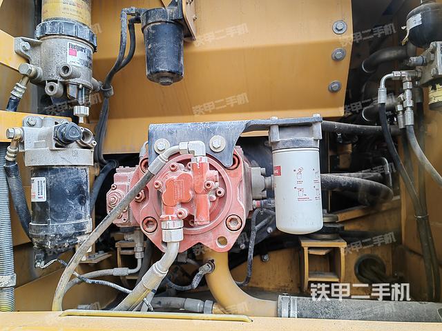 液压泵舱室正面整体（整机外观）