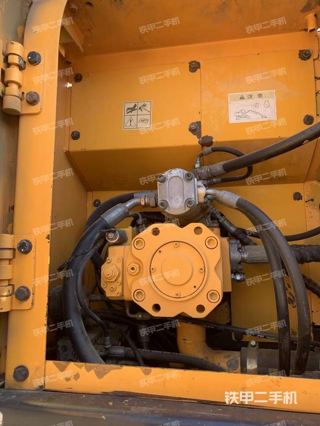 液压泵舱室正面整体（整机外观）