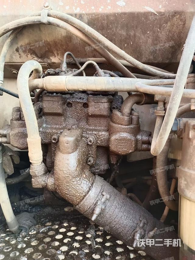 液压泵舱室正面整体（整机外观）