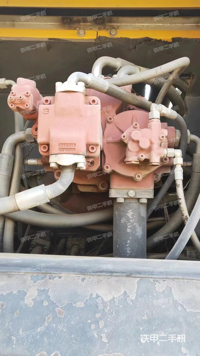 液压泵舱室正面整体（整机外观）