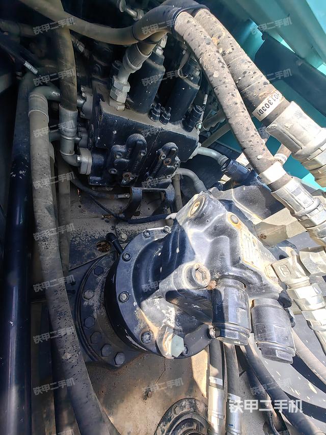 回转马达和主控阀（整机外观）