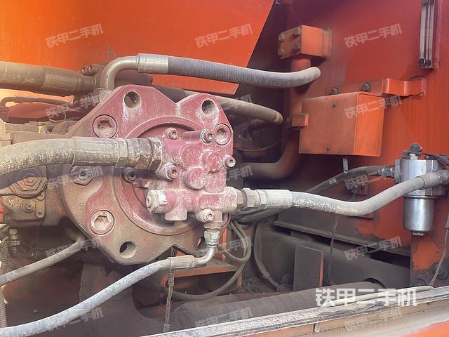 液压泵舱室正面整体（整机外观）