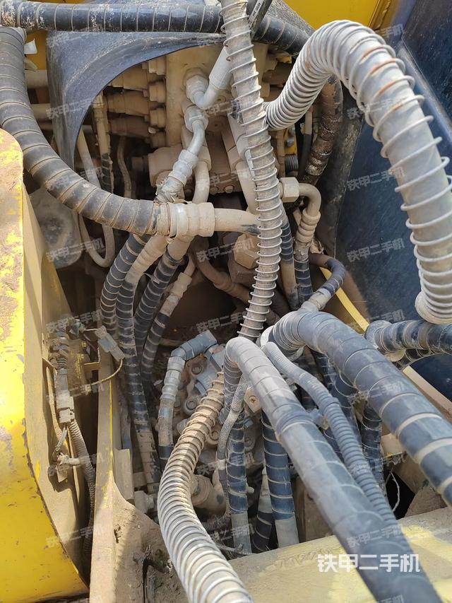 回转马达和主控阀（整机外观）