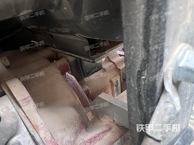 液压泵舱室正面整体（整机外观）