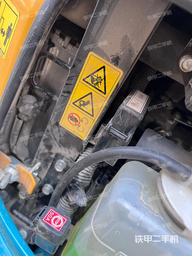 回转马达和主控阀（整机外观）