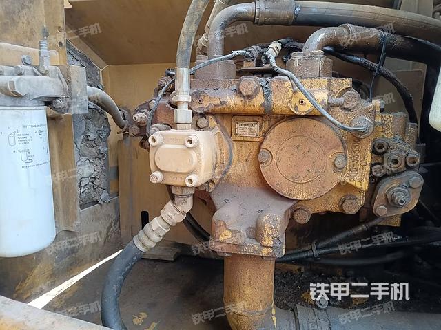 液压泵舱室正面整体（整机外观）