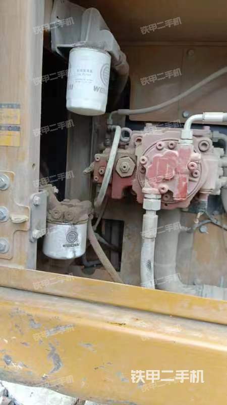 液压泵舱室正面整体（整机外观）