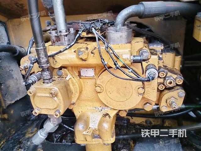 液压泵舱室正面整体（整机外观）