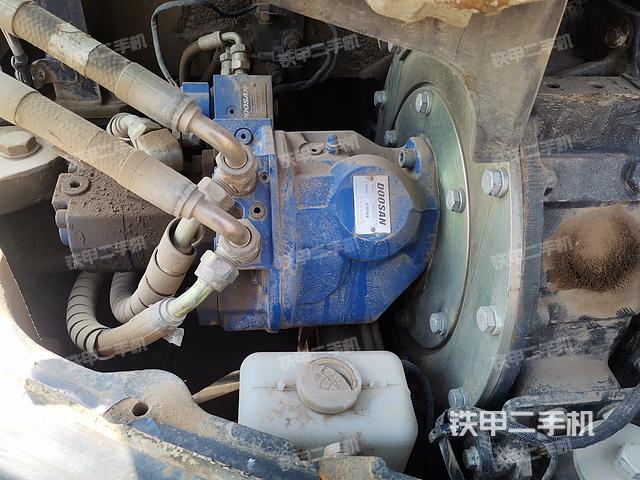液壓泵艙室正面整體(整機外觀) 液壓泵艙室正面整體(整機外觀)