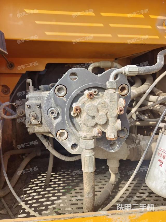 液压泵舱室正面整体（整机外观）