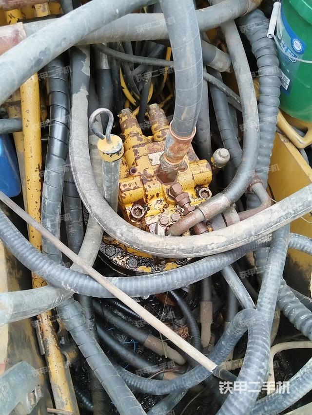 回转马达和主控阀（整机外观）