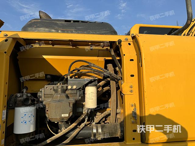 液压泵舱室正面整体（整机外观）