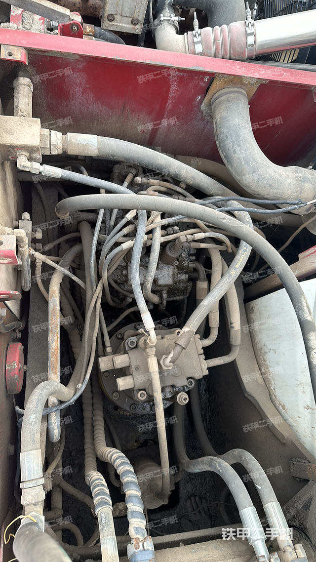 回转马达和主控阀（整机外观）