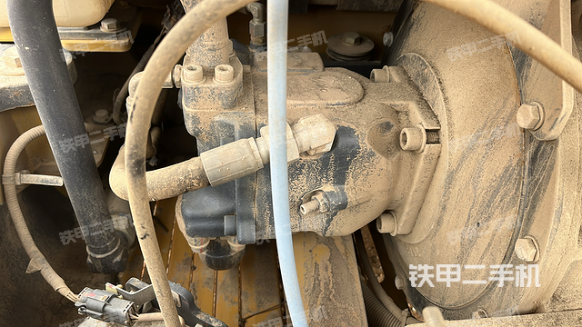 液压泵舱室正面整体（整机外观）