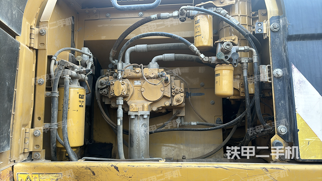 液压泵舱室正面整体（整机外观）