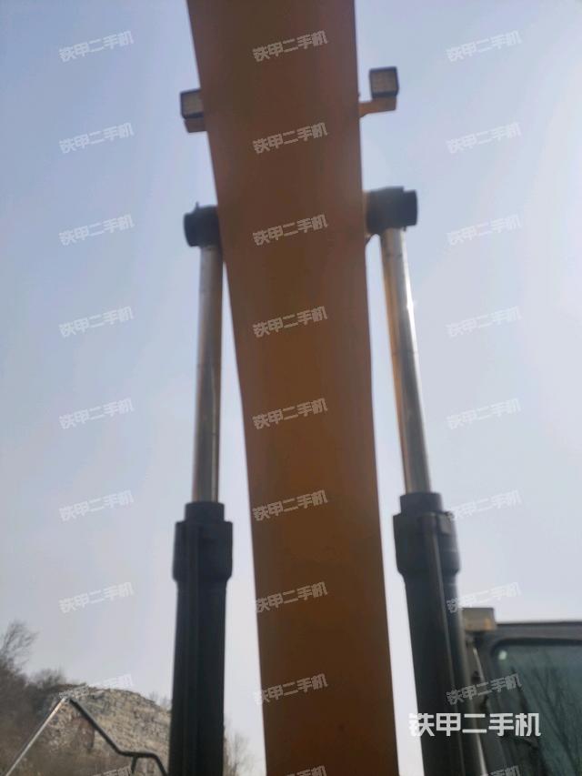 大臂油缸整体 竖拍（工作和回转装置）