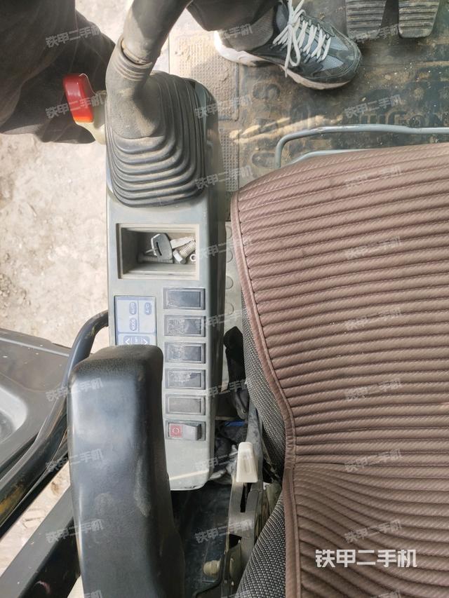 座椅左侧控制台/音响/含左手柄（驾驶室部分）