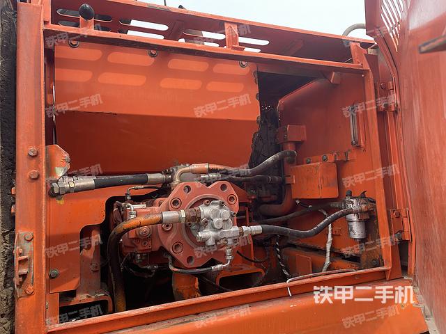 液压泵舱室正面整体（整机外观）