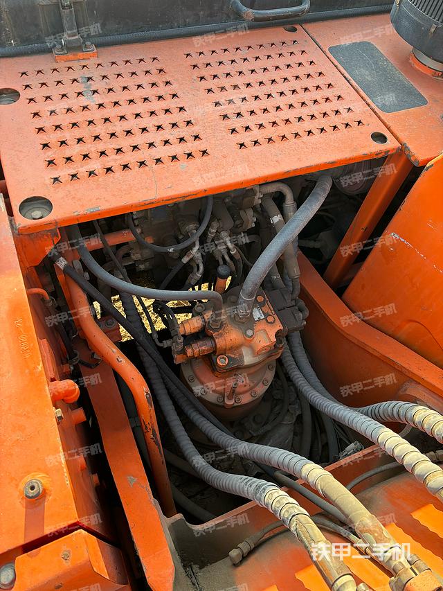 回转马达和主控阀（整机外观）