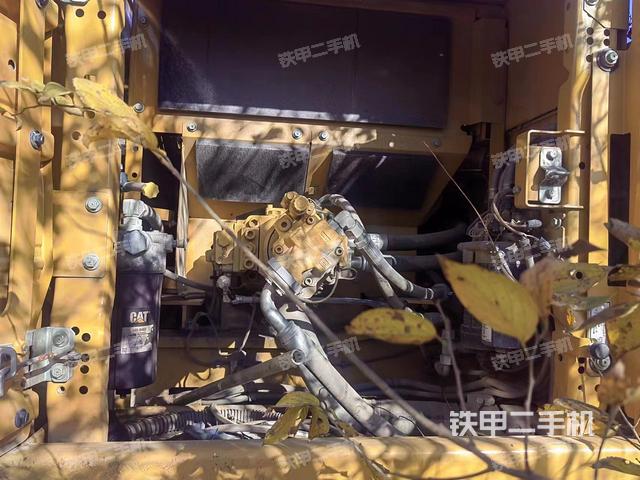 液压泵舱室正面整体（整机外观）