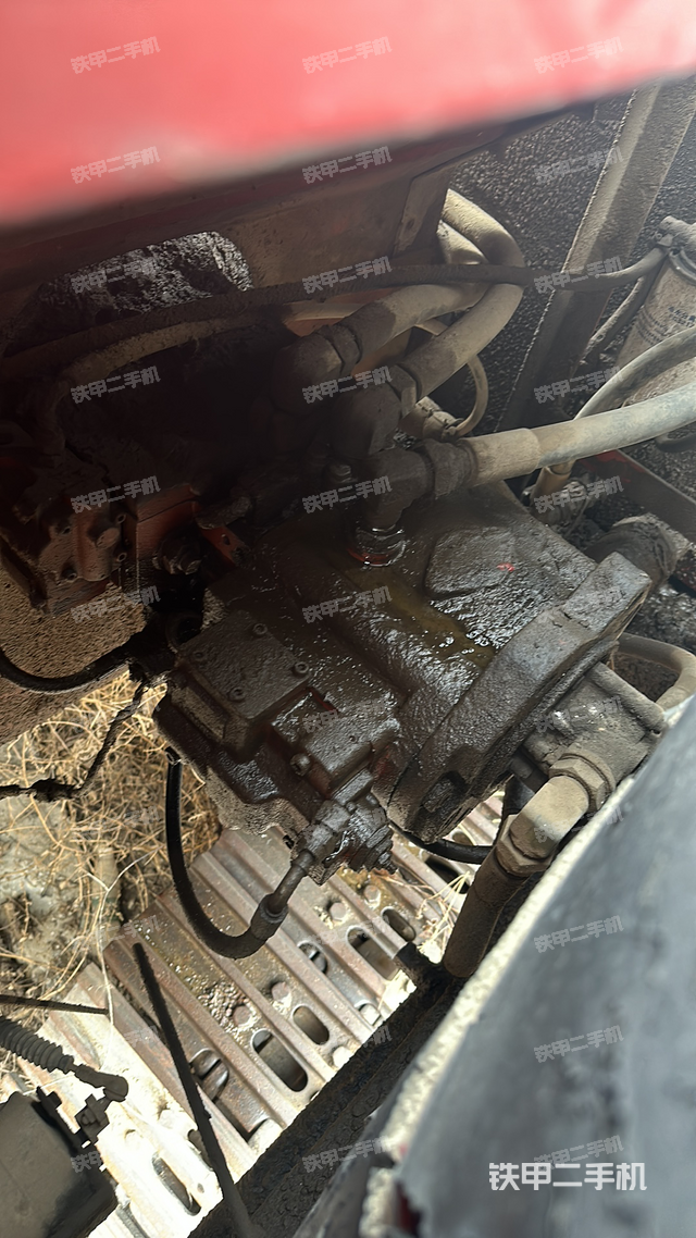 液压泵舱室正面整体（整机外观）