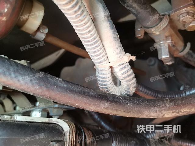 回轉(zhuǎn)馬達和主控閥(整機外觀) 回轉(zhuǎn)馬達和主控閥(整機外觀)