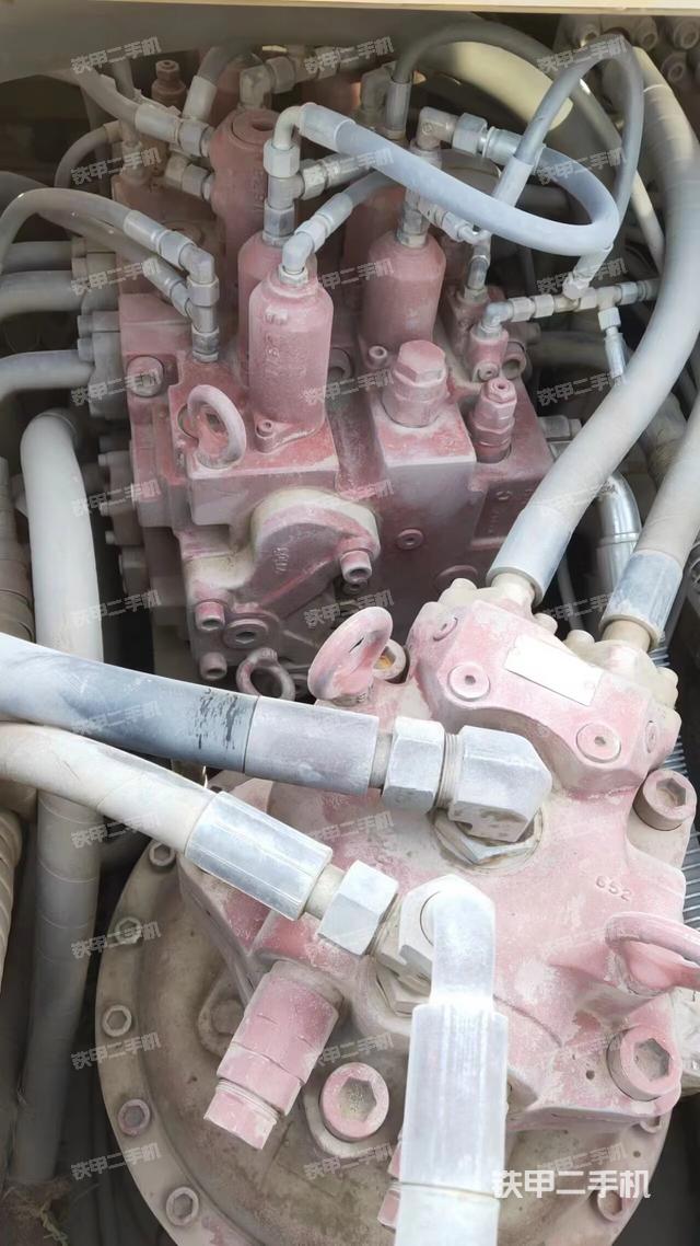 回转马达和主控阀（整机外观）