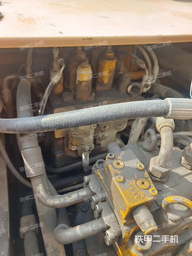 回转马达和主控阀（整机外观）