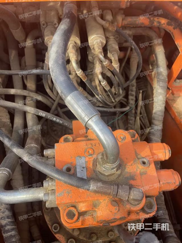 回转马达和主控阀（整机外观）