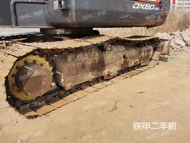 單側(cè)履帶整體(整機外觀) 單側(cè)履帶整體(整機外觀)