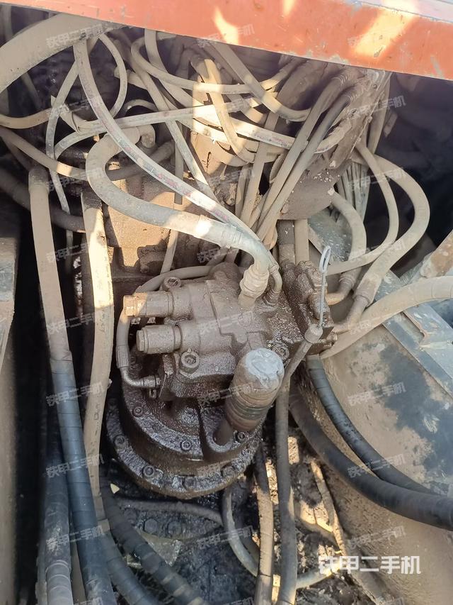 回转马达和主控阀（整机外观）