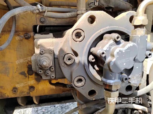 液压泵舱室正面整体（整机外观）