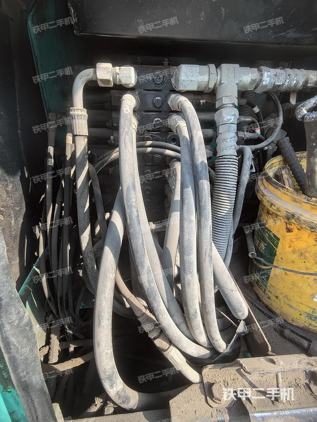 液压泵舱室正面整体（整机外观）