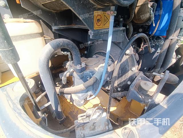 液压泵舱室正面整体（整机外观）