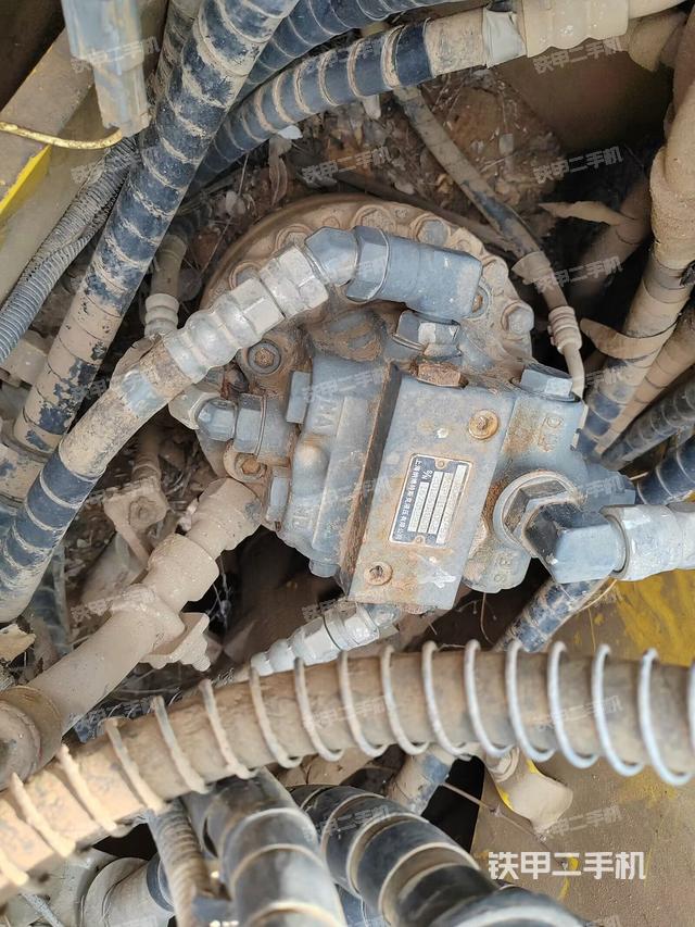 液压泵舱室正面整体（整机外观）