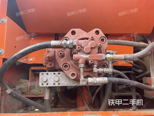 液压泵舱室正面整体（整机外观）