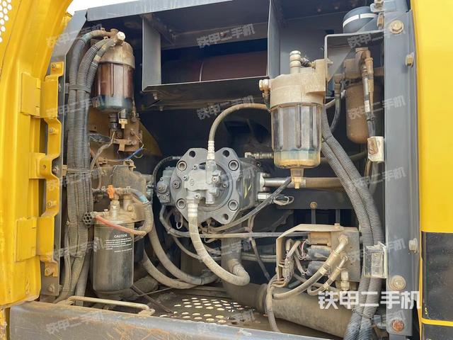 液压泵舱室正面整体（整机外观）