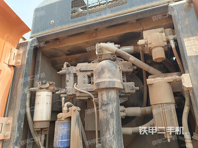 液压泵舱室正面整体（整机外观）