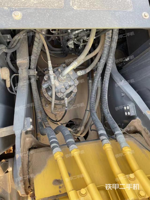 回转马达和主控阀（整机外观）