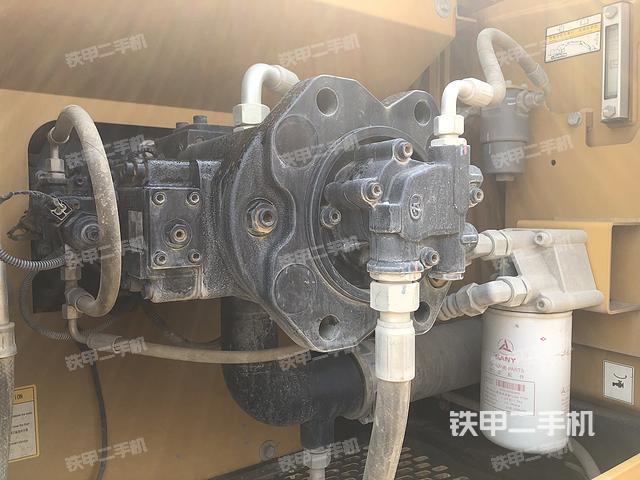 液压泵舱室正面整体（整机外观）